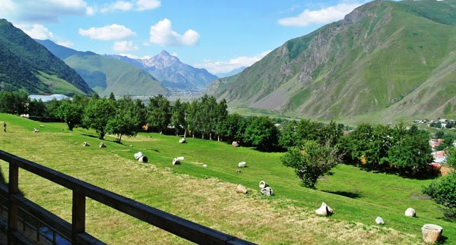 באמצע שום מקום ומעל העיר הקטנה – זה הנוף המהמם הנשקף מבית המלון