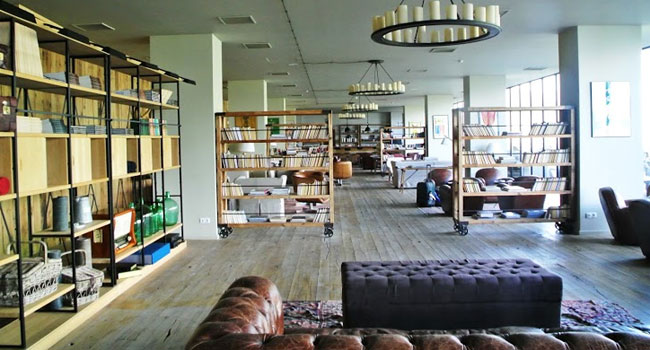 וזה הפואיה וחדר האוכל היפים בצורה יוצאת דופן - עיצוב נקי ועשיר גם יחד, בעיקר בספרים