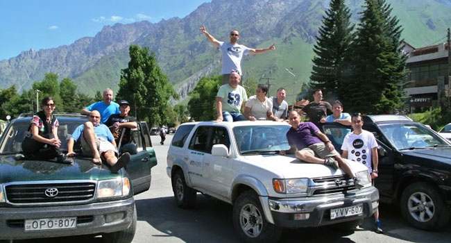 זהו, מסיימים המסע וחוזרים לטביליסי בדרך לשדה התעופה לטיסה הלילית ארצה. עולים על הג'יפים. נצפים מימין: משה חגשורי, מטריקס; אבי אלגרבלי, אנקור; שלומי צרפתי, בזק בינלאומי; רוני עוזר, אנקור; עדי רוזנברג, מלם-תים; מנחם כביר, אומניטק; חן ביבר, טלדור תקשורת; בני חייק, ArrowECS; גדי כהן, הראל; חן אלטיף, VMware; שלמה אלה, דורקום ירושלים; ואפרת בן הרוש, VMware