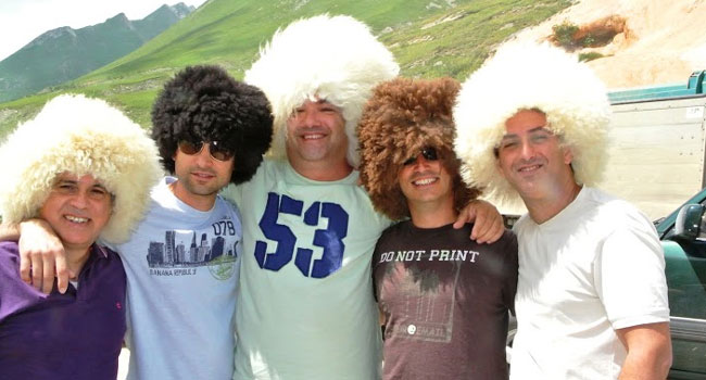 ואין מסע בגאורגיה בלי רכישת כובעי צמר וגרביים צבעוניות, או לפחות מדידתם. נצפו עם ראשי כבש (מימין): מנחם כביר, אומניטק; שלומי צרפתי, בזק בינלאומי; חן ביבר, טלדור תקשורת; בני חייק, ArrowECS; ורוני עוזר, אנקור