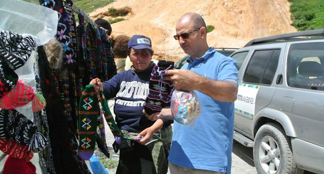 נצפה מי שגם מדד וגם קנה: שלמה אלה, דורקום ירושלים. מעניינת לא פחות החולצה של המאמא, שמוכרת באמצע שום מקום, עם הכיתוב "אוניברסיטת אוקספורד", שרחוקה שנות אור מהמקום שכוח האל הזה