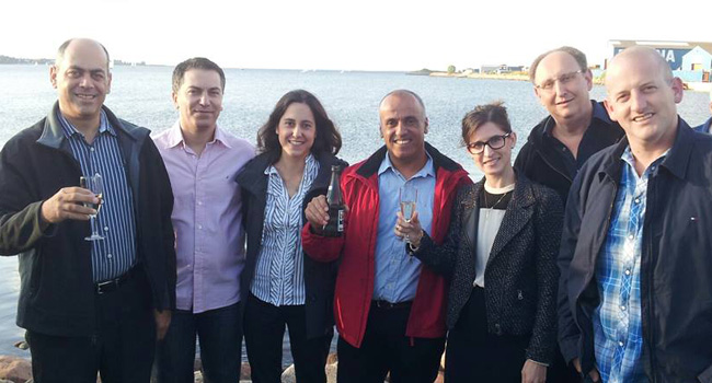 אנשי המשלחת הישראלית לפני ארוחת ערב חגיגית, שנערכה לכבוד 1,200 המשתתפים, על שפת הים בנמל של קופנהגן. מימין: עודד שיחור, CTO ענן ב-HP ישראל; עופר ביק, Presale בדורקום; נועה דוידסון, Presale  ב-HP ישראל; נדב מדר, Presale במטריקס; עירית נתן, Presale ב-HP ישראל; משה אמסלם, Presale ב-One1; וד"ר אמיר עציוני, מנהל קבוצת Presale וענן ב-HP ישראל