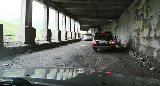 כך נראים מעברים מוגני חסימת שלגים בהרים של קווקז. הפיגור בתשתיות ניכר, מה עוד שזה הכביש היחיד המחבר את טבילסי הבירה עם הגבול הצפוני עם רוסיה, מרחק כ-200 קילומטרים