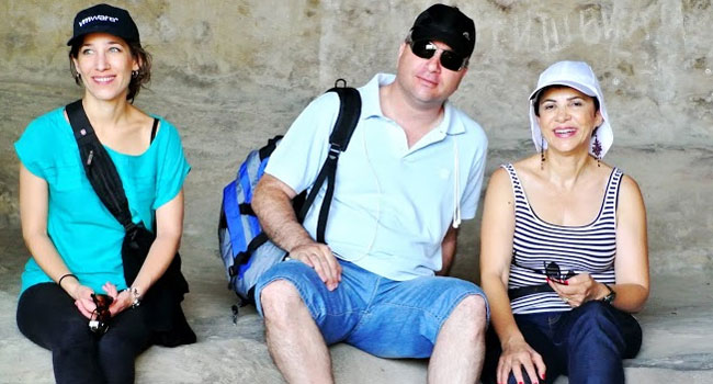  הסיור התחיל בארץ המערות העתיקות, מחוץ לטביליסי, עיר הבירה של גאורגיה. במרכז: חנן אלטיף, מנהל השותפים העסקיים של VMware ישראל; דליה אסיא-פלד הקוסמת (מימין), מנכ"לית אנשים ומחשבים; ואפרת בן הרוש - מנהלת מחלקת SME ב-VMware