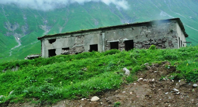 בגאורגיה, מדינת "עולם שלישי", רבים המבנים הנטושים והתשתיות העזובות מאז התמוטטות המשטר הקומוניסטי והסתלקותה של ברית המועצות משם - בהרים ובערים כאחד