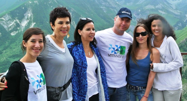 חנן אלטיף, מנהל השותפים VMware, עם כל הנשים בסיור, באנדרטת הידידות של גאורגיה וברית המועצות לשעבר (רוסיה של היום) בגובה כ-2,000 מטרים. מימין: אורנה עתיר, בינת; קרני מהרשק, מנהלת השיווק VMware; חנן אלטיף; נטלי גבאי, סמנכ"לית אירועים אנשים ומחשבים; דליה אסיא-פלד הקוסמת, מנכ"לית אנשים ומחשבים; ואפרת בן הרוש, מנהלת מגזר SME ב-VMware