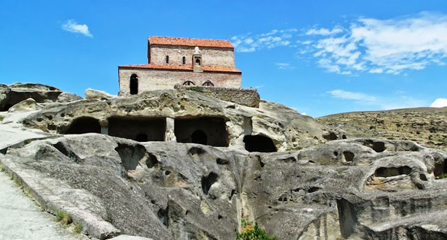 הכנסייה השולטת על כל ארץ המערות שלרגליה