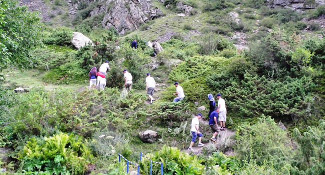 הכל מטפסים בהרים בנוף המדהים. חם ושמש יוקדת, וגם גשם זלעפות לפתע