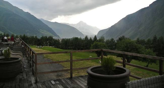 מגיעים למלון הבא בדרך – כשזה הנוף הנשקף ממרפסתו. ארץ בראשית...