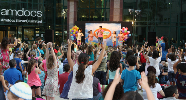 הילדים (וההורים) נהנים ממופע של כוכבי ערוץ הילדים באמדוקס