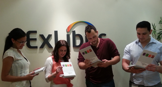 העובדים של אקס ליבריס עם ספר המתכונים