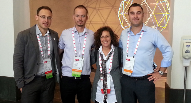 מימין: מוטי הדס, מנהל אגף פתרונות תוכנה וקוד פתוח בחטיבת מוצרי התוכנה של מטריקס; מיקי קנט, מנהלת מרכז הפיתוח של רד-האט בישראל; מיכאל שניצר, מנהל הצוות הטכנולוגי של רד-האט בחטיבת מוצרי התוכנה של מטריקס; וארתור ברזין, מנהל מוצר RHEV ברד-האט ישראל