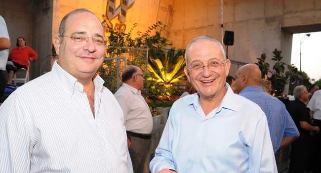 גם איקו חסון (מימין), יו"ר ועד העובדים וסגן בכיר לתיקשוב ולמודיעין במנהל הרכש של משרד הביטחון, נכח. לצדו ארז מלצר - מנכ"ל וסגן יו"ר קבוצת גדות (כימיקלים וספנות), ולפני כן מנכ"ל חברת האחזקות אפריקה ישראל