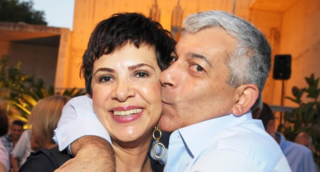 חיבוק חזק: אודי שני המקסים עם הקוסמת דליה אסיא-פלד, מנכ"לית אנשים ומחשבים ונשיאת כבוד של איגוד הקוסמים בישראל