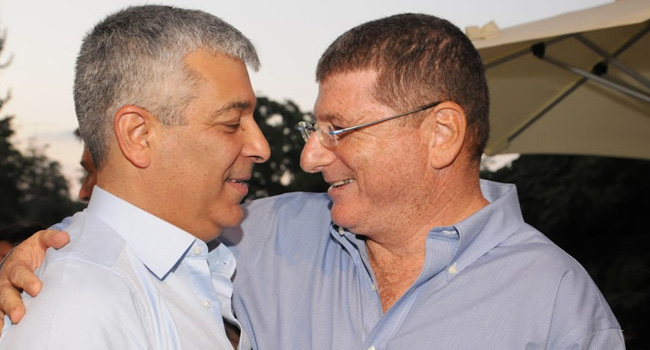 קרוב-קרוב. מימין: אלוף (מיל') אליעזר שקדי, מפקד חיל האוויר לשעבר ומנכ"ל אל-על כיום; ומושא האירוע, אודי שני האחד והיחיד