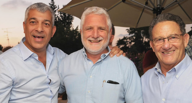 הכתב, המנכ"ל הנכנס והיוצא. מימין: רון בן ישי - עיתונאי ופובליציסט ישראלי, כתב ופרשן צבאי ברדיו, בטלוויזיה ובעיתונות; מנכ"ל משרד הביטחון מיום חמישי האחרון, האלוף (מיל') דן הראל, שכיהן בעבר כמנכ"ל משרד התחבורה כסגן הרמטכ"ל ואלוף פיקוד הדרום; והמנכ"ל היוצא-מהכלל-היוצא