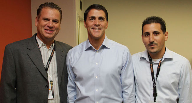 מכירים היטב את ההנהלה הבכירה: זמיר (מימין) וענתבי (משמאל) עם קארל אשנבך – נשיא ומנהל התפעול הראשי של VMware