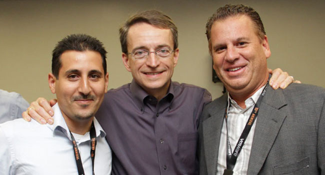 החליפו צדדים: ענתבי – הפעם מימין, וזמיר (משמאל) עם פט גלסינגר, מנכ"ל VMware העולמית