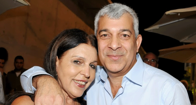 א"ש מחבק את כרמלה מנשה, הכתבת הצבאית והאוזן הקשבת של החיילים 