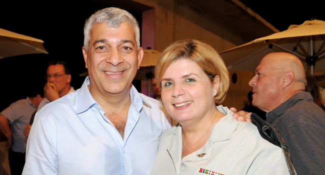 האלופה אורנה ברביבאי, ראש אגף כוח אדם בצה"ל והקצינה הראשונה בתולדות צה"ל הנושאת דרגה בכירה זו, לצדו של אודי שני