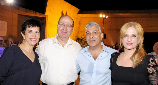 מימין: תמי שני, אשתו של אודי שני, לצד א"ש; משה (בוגי) יעלון, שר הביטחון; ודליה אסיא-פלד, מנכ"לית קבוצת אנשים ומחשבים