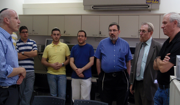 מימין: זהר זיסאפל, ממייסדי רד תקשורת וקבוצת רד-בינת; פרופ' שלמה אנגלברג, המחלקה להנדסת אלקטרוניקה; פרופ' נח דנא-פיקארד; סטודנטים מצטיינים מהמחלקה להנדסת אלקטרוניקה; וסטיוארט הרשקוביץ, יועץ בכיר לנשיא 