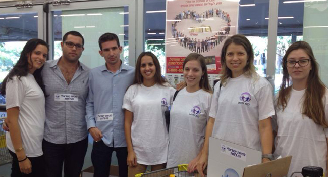 צוות המכירות בקומדע  אוסף תרומות ועוזר לעמותת "לתת" לקראת ראש השנה