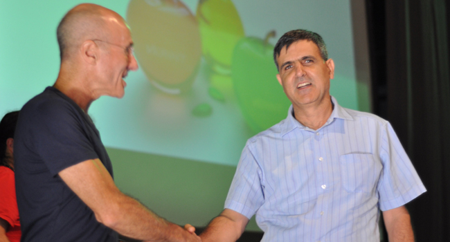 מימין: חנן ג׳ינו, מנכ"ל ורינט ישראל, לצד פרופ׳ יורם יובל