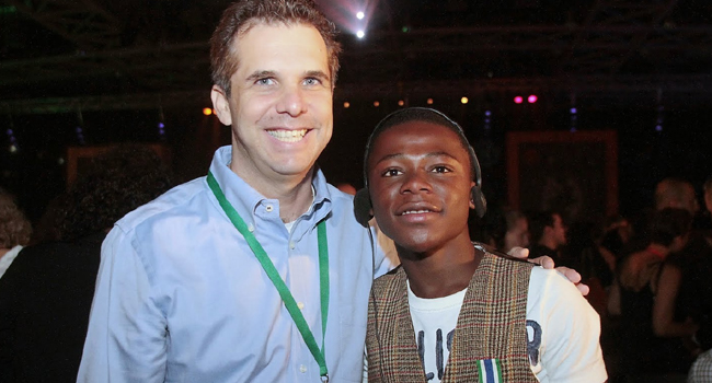 קלווין דוי, האורח הצעיר מסיירה ליאונה, לצד מאיר ברנד, מנכ"ל גוגל ישראל, יוון ואפריקה