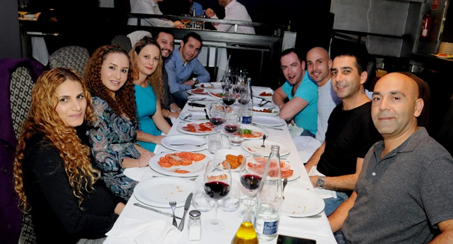 עוד באותה ארוחת ערב. מימין: שלומי בן ארויה, מהנדס מערכות בכיר במטריקס; משה חגשור, מנהל מחלקת הפריסייל במטריקס; מאיר מאיר, מנהל פעילות VMware בסי-דאטה; סיימון אברמוביץ מפרגוניקס, Head of IT Operetions; שני לקוחות טורקים; ובנות הזוג של מאיר, שלומי ומשה