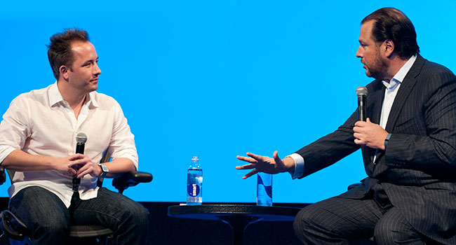 האוסטון (משמאל) על הבמה עם מארק בניוף, מנכ"ל ומייסד Salesforce.com