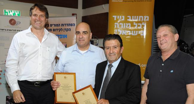 מימין: ערן זמורה, חבר הוועד המנהל של העמותה; יעקב שורי, מנכ"ל בנק מסד; רון כהן, מנהל שיווק ומכירות בבנק מסד; ואורי בן ארי, נשיא הקרן. צילום: אמיר אלון