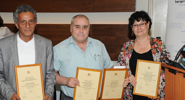 מימין: שרי אלבגלי, מרכזת תכנית מחשב נייד לכל מורה בקרן לקידום מקצועי; שלמה ישי, מנכ"ל הקרן לקידום מקצועי; וצביקה קראווני, יו"ר סניף הסתדרות המורים דימונה. צילום: אמיר אלון