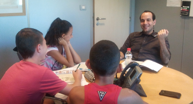 אורי דרור מהמחלקה המשפטית ביבמ במפגש לימודי עם התלמידים 