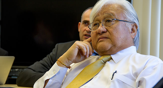 חבר הקונגרס מייק הונדה מאזין לדבריו של ליאור קוריאט, מנכ"ל קוואליסיסטמס