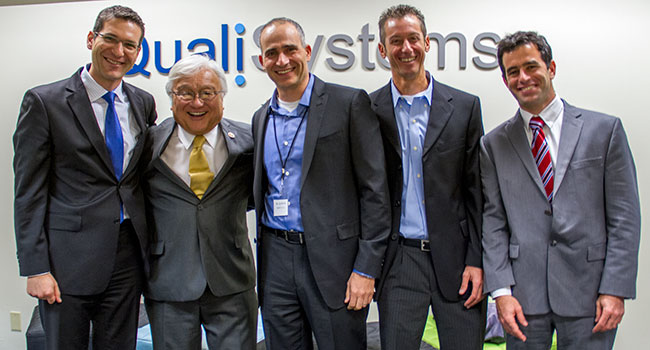 תמונה קבוצתית. מימין: גילי עובדיה, הנספח הכלכלי של ישראל בחוף המערבי; עמית לובובסקי, מייסד וסמנכ"ל, טוקאון; ליאור קוריאט, מנכ"ל קוואליסיסטמס; חבר הקונגרס מייק הונדה; ד"ר אנדי דוד, הקונסול הכללי לצפון מערב ארצות הברית