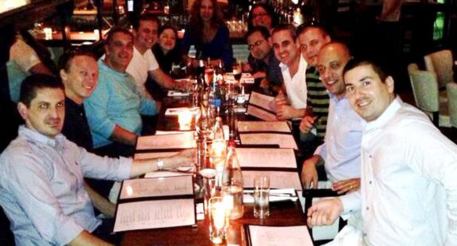 מימין: מיכאל פישמן, מנהל לקוח; אלדד ניסני, מנהל לקוח; ניר הולנדר, מחליפו של אלי משה בתפקיד; עופר טל, מהנדס מערכת; ארז גל חן, מהנדס מערכת בכיר; צילה וויזל, מתאמת מכירות; דיצה כהן, מתאמת מכירות (במיל׳); אפרת סלור, מתאמת מכירות ועוזרת מנכ״ל; שחר שיינרמן, מנהל לקוח; אלי משה, סמנכ״ל המכירות היוצא; אופיר רום, יועץ טכני; ואלי ביטון, מהנדס מערכת