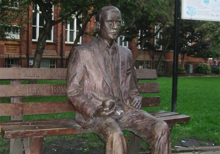 פסל של אלן טיורינג במנצ'סטר, בריטניה. צילום: למנו, מתוך ויקיפדיה