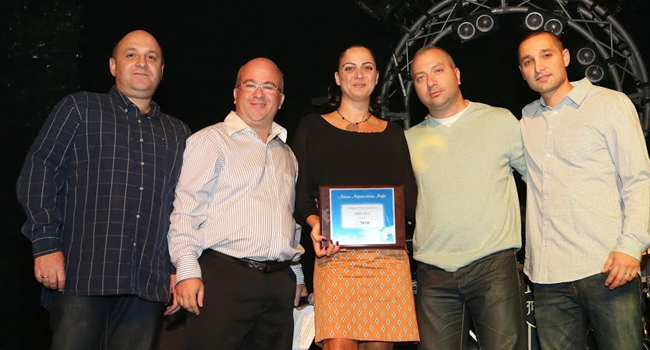 מימין: בני חייק, מנהל יחידה עסקית ב-Arrow ECS; חנן אלטיף, מנהל שותפים VMware; ליאת שבתאי, מנהלת מכירות בהראל; דורון דרייר, מנכ"ל, Arrow ECS; וליאון סוסנר, סמנכ"ל מכירות ב-Arrow ECS  