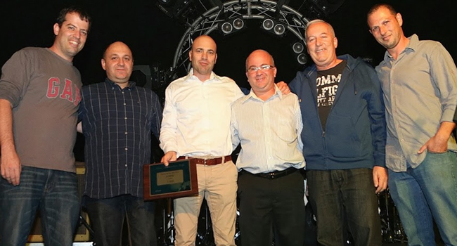 מימין: אבי ברק, מנהל מוצר ג'וניפר ב-Arrow ECS; דודי אילן, מנהל ג'וניפר ישראל; דורון דרייר, מנכ"ל Arrow ECS; חן רג'ואן, מנכ"ל אואזיס טכנולוגיות; ליאון סוסנר, סמנכ"ל מכירותArrow ECS ; ורואי ליטרט, מנהל שותפים בג'וניפר ישראל