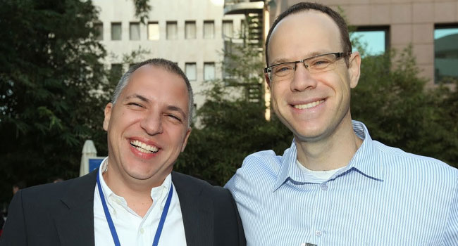 תומר צוקר (מימין), מנהל שיווק חטיבת מערכות וטכנולוגיות ביבמ ישראל, לצד אושרי שרון, מנכ"ל משותף ב-!We