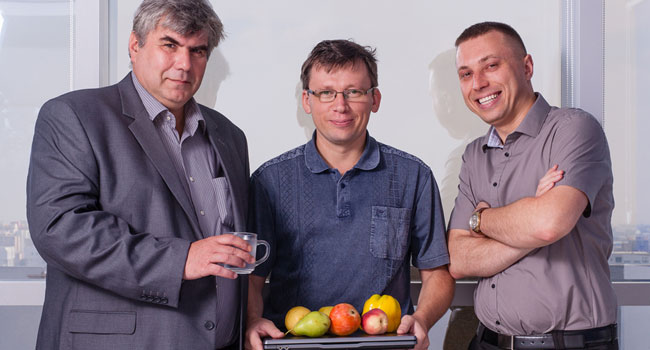 אולג קורול (מימין) ואלכסנדר וייצמן (משמאל). טבעטרוניק