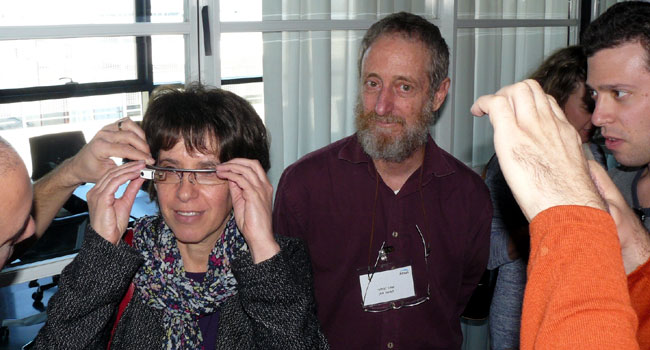 אילה וייס, מאפיינת ממשקי משתמש בכירה ב-Aman UI&Design, מנסה את ה-Google Glass. צופה בה: עמיר זבולוני, מנהל קבוצת Aman UI&Design