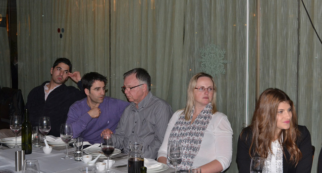 מימין: לינוי שקד, מנהלת מכירות בטסקום; הדר פוגל, מנהלת שיווק בטאקט;"סנופי", מנהל מכירות תחום פיננסי בטאקט; רם יוניש, סמנכ"ל בטאקט; אורן קרוג, דירקטור בטאקט