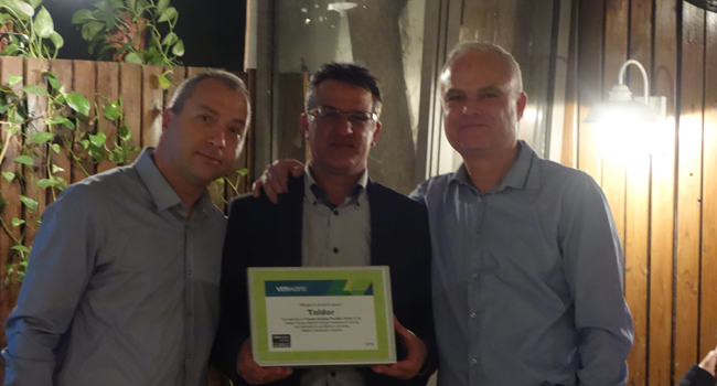 רענן ביבר, מנכ"ל VMware ישראל; טירן לוי, מנכ"ל טלדור תקשורת וגלסהאוס ישראל; חנן אלטיף, מנהל השותפים של VMware ישראל