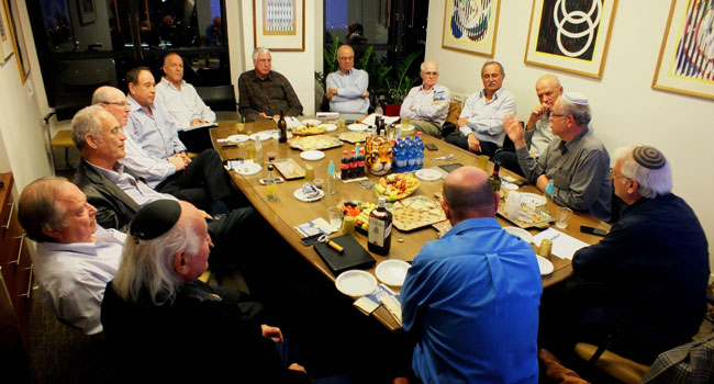 עם כיוון השעון: יעקב נוי, יו"ר ומנכ"ל המועדון, מנכ"ל DSIT בתפקידו האחרון; תא"ל(מיל.) אייל אלכס, ראש פרויקט ספינות סער 5 ו-צוללות דולפין בחיל הים; אהרן מרקוביץ', מנכ"ל חברת הביטוח איילון בתפקידו האחרון; יצחק מלאך, משנה למנכ"ל לאומי ומנמ"ר הבנק בתפקידו האחרון; פרופ' אריה בורנשטיין, מנהל המרכז לטכנולוגיות מתקדמות בבית החולים שיבא; ד"ר יצחק שמר, מנמ"ר בנק דיסקונט בעבר; ברוך גינדין, נשיא גרטנר במזרח התיכון בעבר; אבי פרי, מנכ"ל אינוונטק ומפקד ממר"מ בעבר; דני ארזי, יזם הייטק בכיר, ממייסדי אורכית; גדעון מילוויצקי, מנכ"ל שב"א בתפקידו האחרון; רו"ח נח סופר, חשב אלקטרה בעבר; מנחם אקרמן, מנכ"ל אלדור בעבר; מייק נץ, סמנכ"ל טבע ומנכ"ל טבע ישראל בעבר; ד"ר ישראל פרידר, מנכ"ל תדיראן תקשורת בעבר