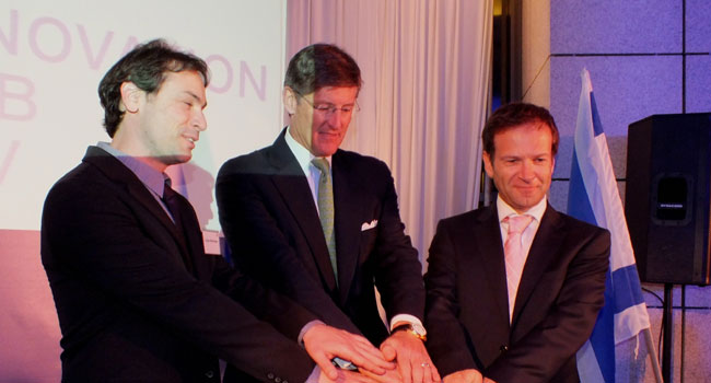 מימין: ניק קורני, מנכ"ל סיטי-גרופ ישראל; מייק קורבט, מנכ"ל סיטי בנק העולמית; ולירון וורמן, מנהל מעבדת החדשנות של סיטי