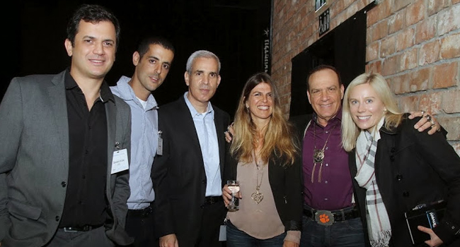  מימין: קלייר וילסון, מנהלת ה- PR של AWS לישראל; פלי הנמר, היזם והמנהיג של אנשים ומחשבים; גילי רון, סמנכ"ל השיווק והשותפים העסקיים של מטריקס; הראל יפהר, מנהל פעילות AWS ישראל; רז בכר, מנהל לקוחות AWS בישראל; וג'ובני דורסו, מנהל השותפים ב-AWS