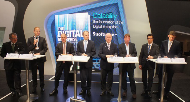 קארל היינץ שרייביך ריכז שבעה מנמ"רים ובכירים ביותר בגדולות החברות שבגרמניה, שהפעילו יישומי ארגון דיגיטלי בהתאם לחזונו, כפי שמופיע בספרו (ברקע) The Digital Enterprise. כל מנמר סיפר בתורו כיצד הצליח ביישום, מה היו האתגרים ומהן התועלות שנבעו ממנו. המנמ"רים והבכירים מימין: רינהרד קלמנס, דויטשה טלקום; מיכאל גוריץ, דיימלר בנץ; פרופ' פיטר בוקסמן, האוניברסיטה הטכנולוגית של דארמשטאדט (העיר בה שוכן מטה SAG); פרופ' וולסטר, DFKI; קארל היינץ שטרייביך; מנכ"ל Software AG; פרנק רימנספרגר, אקסנצ'ר; קרסטן קנופ, FAZ; ופרופ' דיטר קמפף, מנכ"ל חברת האינטגרציה הגדולה DATEV