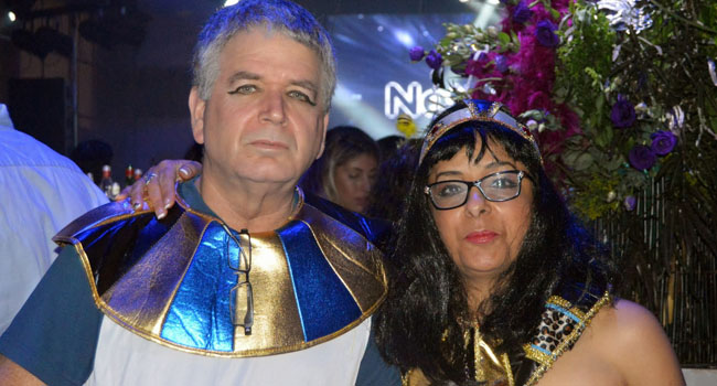 חיים קינר, PS בתחום נט-אפ באמת מיחשוב, עם בת זוגו, חני קינר, בתחפושת פרעה וקליאופטרה